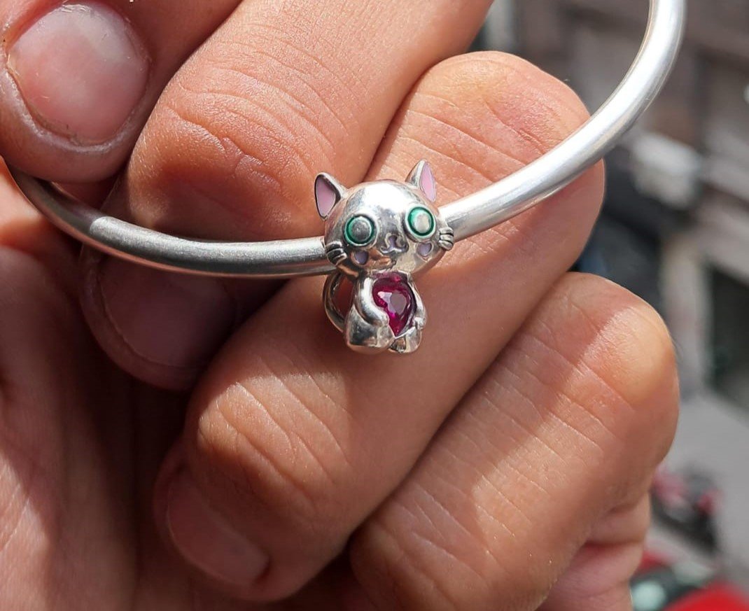 CHARMS GATO CORAZON ROJO T-1C