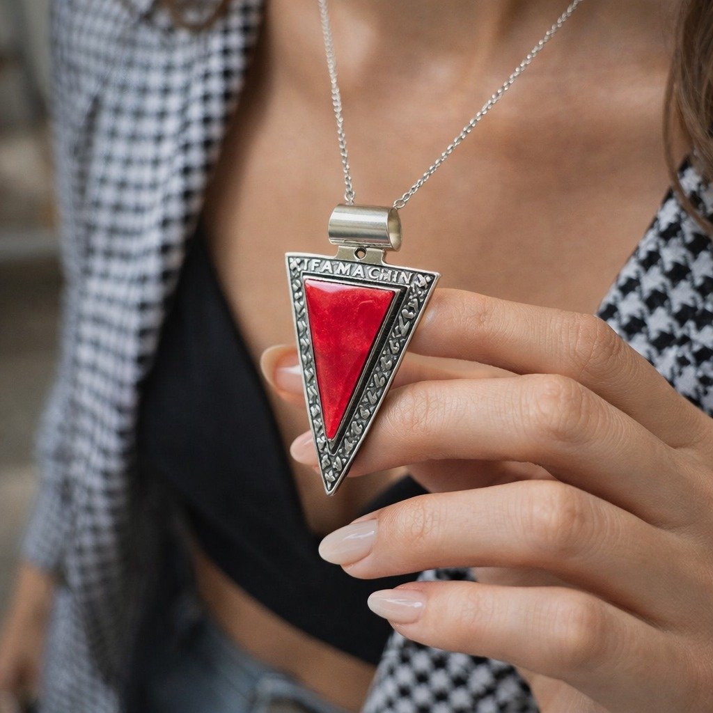 DIJE TRIANGULO PIEDRA ROJA C-25A